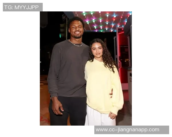 詹姆斯小儿子布莱斯与女友甜蜜合影引发网友热议与祝福