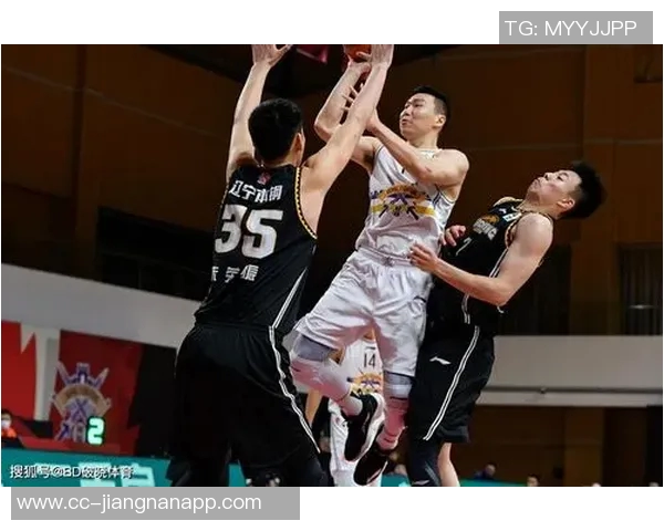 效率平平却轻松取胜三球全场15投5中斩获16分8篮板8助攻表现出色 效率平平却轻松取胜三球全场15投5中斩获16分8篮板8助攻表现出色