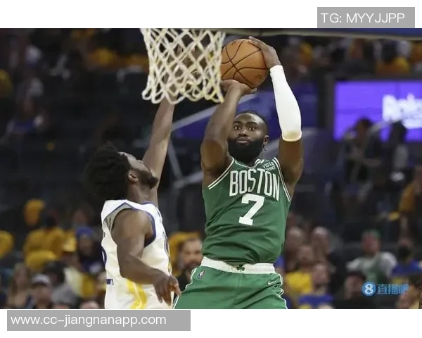 杰伦布朗上半场状态回暖8投4中贡献13分4篮板4助攻表现全面